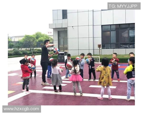 婴儿与足球的快乐时光温馨拍照记录成长的每一个瞬间